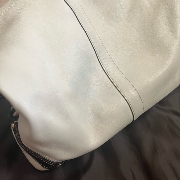 Coach bag with gold hardware - Picture 10 of 15